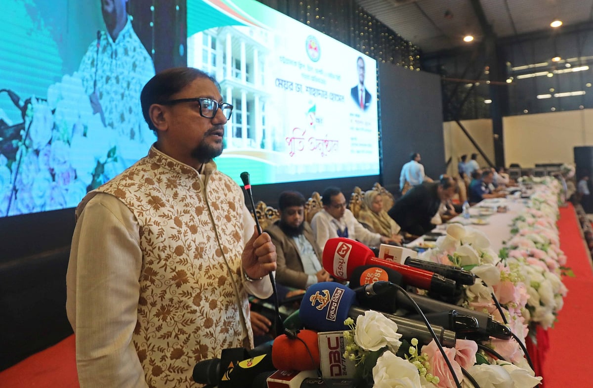 চট্টগ্রাম সিটি করপোরেশনের মেয়রের দায়িত্ব গ্রহণের বর্ষপূর্তি অনুষ্ঠানে বক্তব্য দেন সিটি মেয়র শাহাদাত হোসেন। আজ দুপুর সাড়ে ১২টায় চট্টগ্রাম নগরের কাজীর দেউড়ি ইন্টারন্যাশনাল কনভেনশন হলে