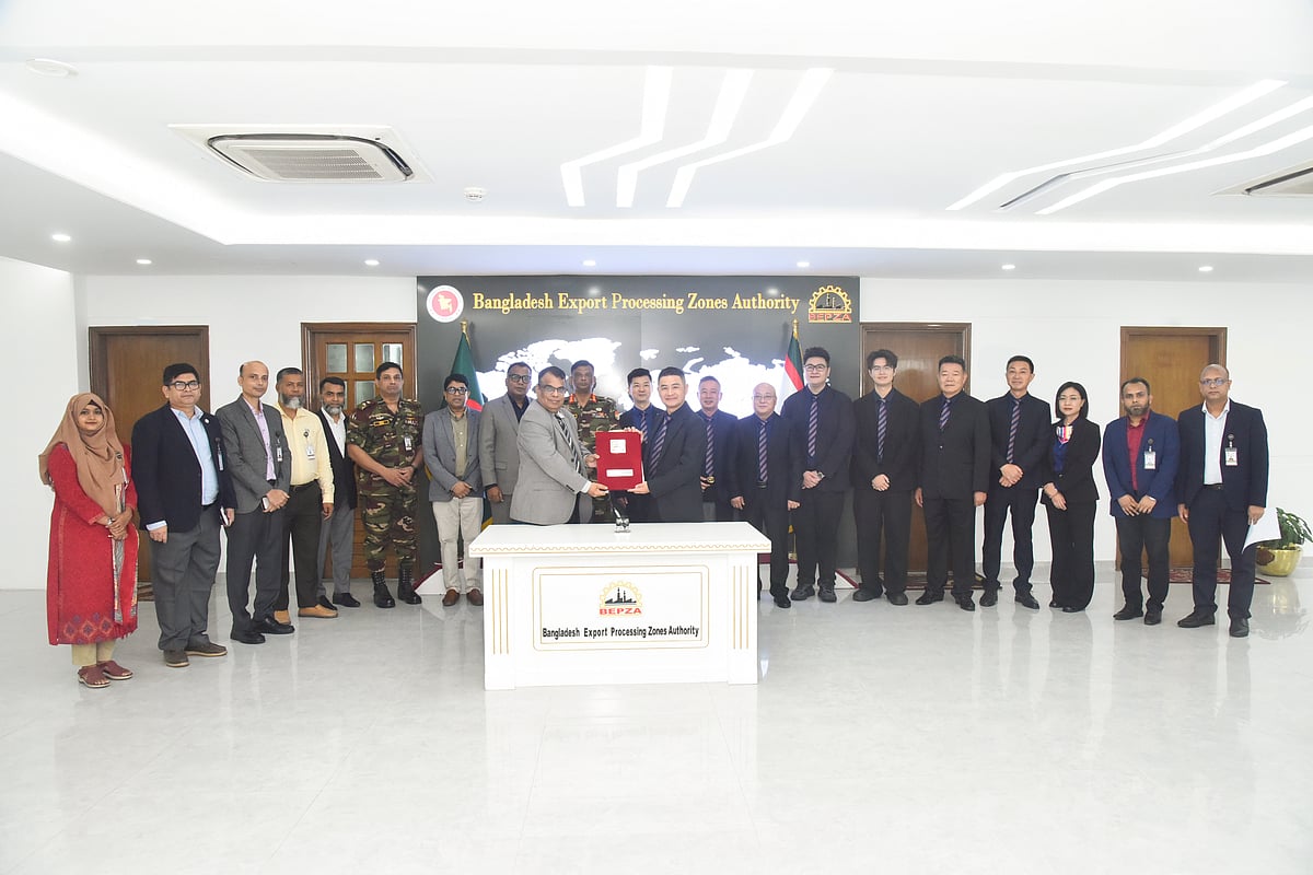 আজ বৃহস্পতিবার বেপজা কমপ্লেক্সে চুক্তি সই অনুষ্ঠানে উপস্থিত ছিলেন বেপজার নির্বাহী চেয়ারম্যান মেজর জেনারেল মোহাম্মদ মোয়াজ্জেম হোসেনসহ অন্যান্য অতিথিরা