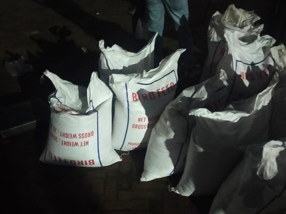 পাখির খাদ্য হিসেবে আনা পপি বীজ জব্দ করা হয় চট্টগ্রাম বন্দরে। পাকিস্তান থেকে আনা হচ্ছিল নিষিদ্ধ এই পণ্য