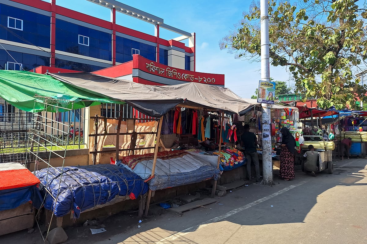 ফুটপাত দখল করে ভ্রাম্যমাণ দোকান বসানো হয়েছে। এতে পথচারীদের চলাচলে ভোগান্তি পোহাতে হচ্ছে। ফজলুল হক এভিনিউ, বরিশাল নগর, ২ নভেম্বর