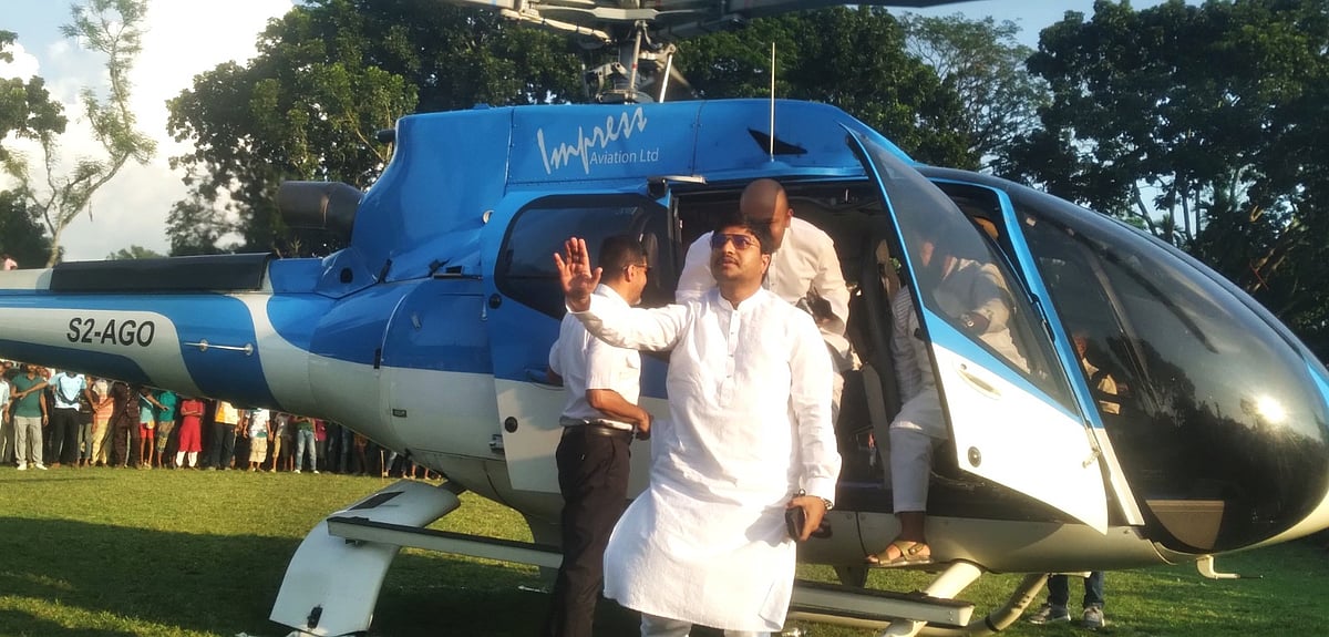 জামালপুরে হেলিকপ্টারে নির্বাচনী গণসংযোগে এলেন বিএনপি নেতা মো. সাদিকুর রহমান। আজ বৃহস্পতিবার বিকেলে জামালপুরের মেলান্দহ উপজেলার বেলতৈল উচ্চবিদ্যালয় মাঠে