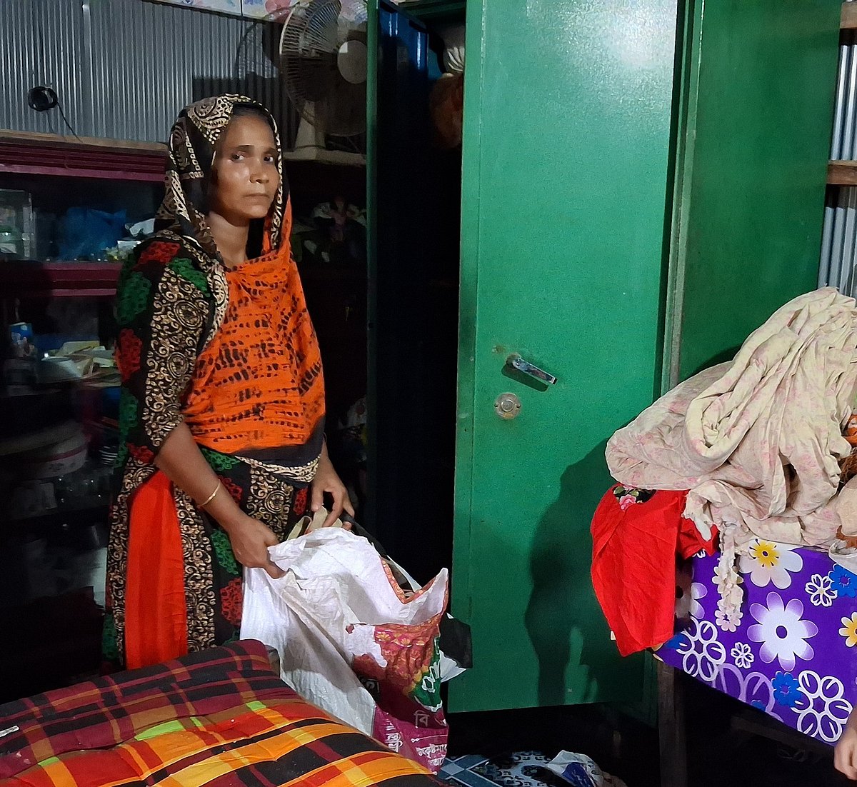 প্রবাসীর বাড়িতে ডাকাতির পর জিনিসপত্র এলোমেলো করে রেখে যায় ডাকাতরা। ছবিটি আজ সকাল ১১ টায় মিরসরাইয়ের গোবানিয়া এলাকা থেকে তোলা