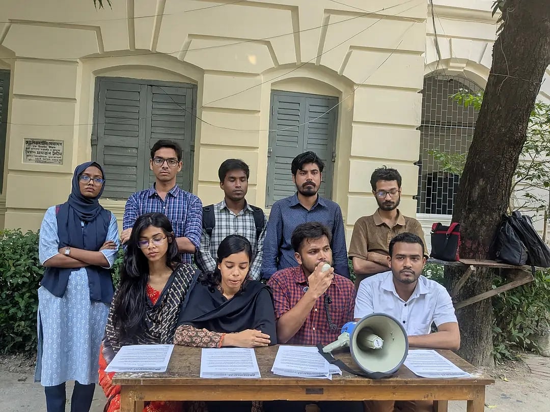 জগন্নাথ বিশ্ববিদ্যালয়ের প্রশাসনিক ভবনের সংবাদ সম্মেলন করে বিশ্ববিদ্যালয় শাখা সমাজতান্ত্রিক ছাত্রফ্রন্ট