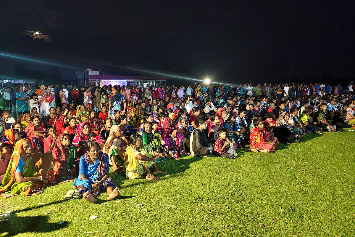 বুধবার বিকেলে শুরু হওয়া এই আয়োজনে স্কুলমাঠ যেন পরিণত হয় এক উৎসবে