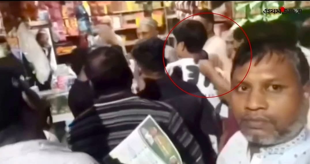 বিএনপি নেতার গণসংযোগের সময় ভিড়ের মধ্যে সরোয়ারের ঘাড়ে পিস্তল তাক করছেন কেউ একজন। গুলিতে ঘটনাস্থলেই সরোয়ারের মৃত্যু হয়