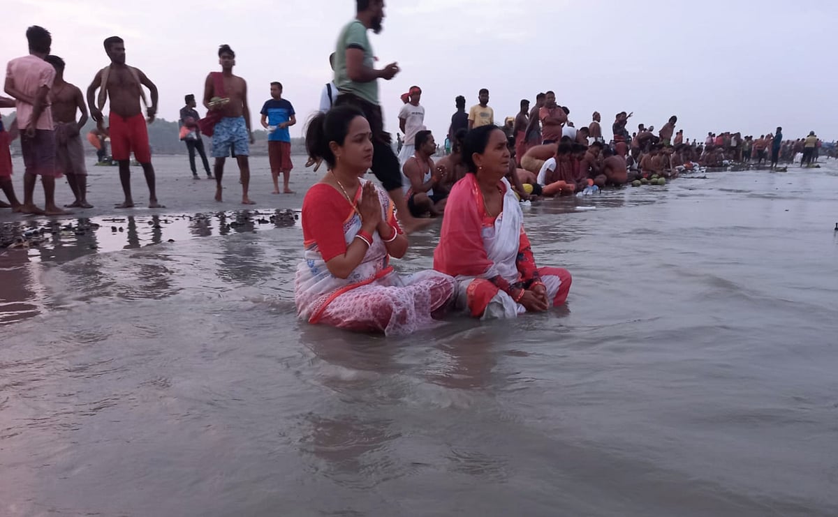 দেশের নানা প্রান্ত থেকে আসা পুণ্যার্থীদের পদচারণায় মুখর হয়ে ওঠে সুন্দরবনের দুবলারচর। ভোরের জোয়ারে পুণ্যস্নান আর প্রার্থনায় মিলনমেলায় পরিণত হয় শতবর্ষের ঐতিহ্যবাহী রাস উৎসব। বুধবার সকালে দুবলারচরের আলোরকোলে