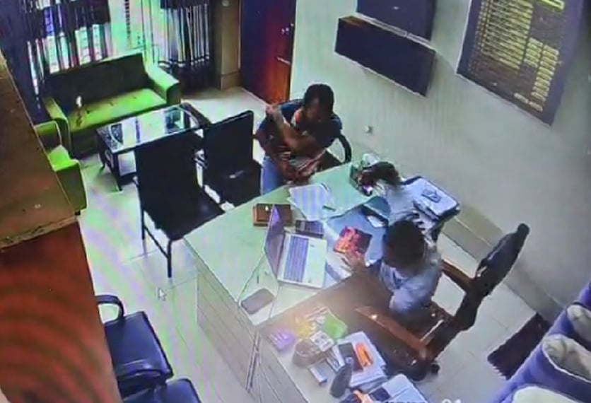 নকলা উপজেলা কৃষি অফিসে কৃষি কর্মকর্তাকে মারধর করেন উপজেলা ছাত্রদলের সদস্যসচিব। গতকাল বুধবার