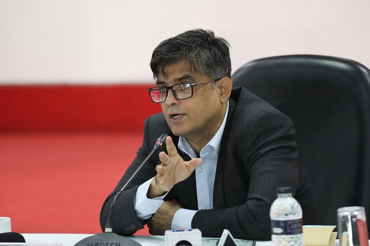 ‘গণমাধ্যমের স্বাধীনতা: ইশতেহারে রাজনৈতিক প্রতিশ্রুতি প্রসঙ্গ’ শীর্ষক গোলটেবিল আলোচনায় প্রধান উপদেষ্টার প্রেস সচিব শফিকুল আলম। আজ বৃহস্পতিবার দুপুরে রাজধানীর সিরডাপ মিলনায়তনে