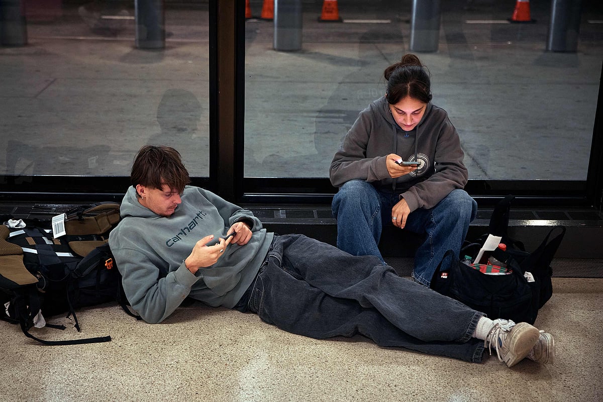 নিউ জার্সিতে নিউইয়র্ক লিবার্টি আন্তর্জাতিক বিমানবন্দরে ফ্রান্সের যাত্রীরা ফ্লাইটের জন্য অপেক্ষা করছেন। ৬ নভেম্বর, ২০২৫