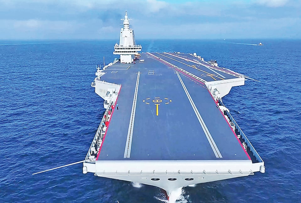 সমুদ্রের অজানা স্থানে চীনের রণতরি ফুজিয়ানের পরীক্ষা চালানো হয়। এটি দেশটির তৃতীয় বিমানবাহী রণতরি। গতকাল এই রণতরি আনুষ্ঠানিকভাবে দেশটির নৌবহরে যুক্ত হয়েছে
