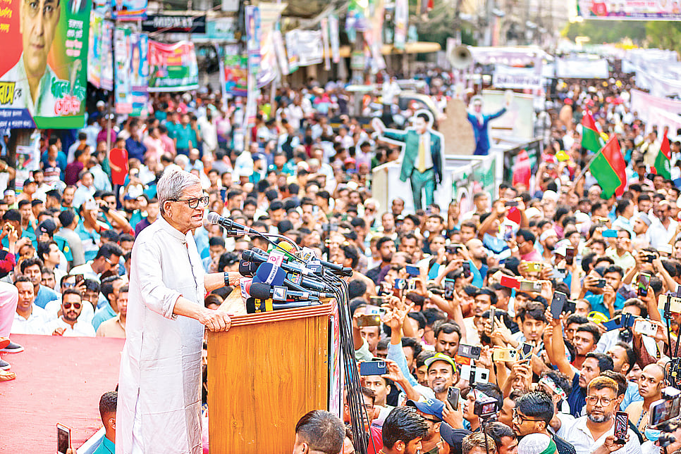 ‘জাতীয় বিপ্লব ও সংহতি দিবস’ উপলক্ষে বিএনপি আয়োজিত সমাবেশে বক্তব্য দেন দলের মহাসচিব মির্জা ফখরুল ইসলাম আলমগীর। গতকাল বিকেলে রাজধানীর নয়াপল্টনে বিএনপির কেন্দ্রীয় কার্যালয়ের সামনে