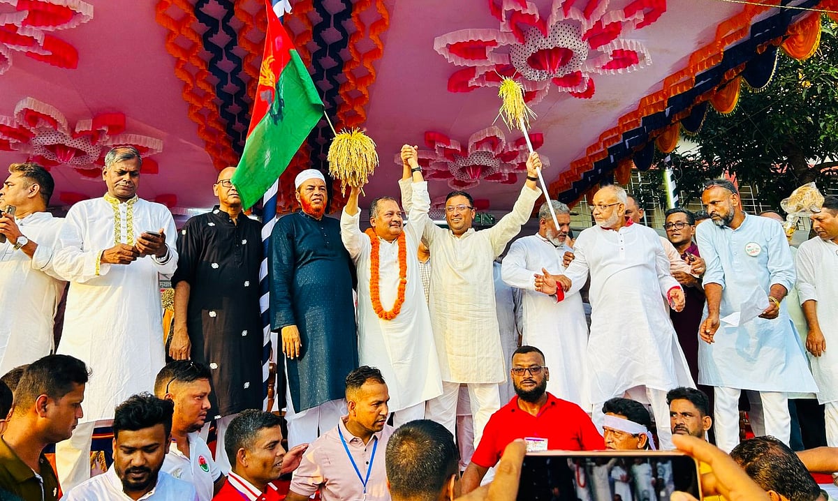 গৌরনদীতে বিপ্লব ও সংহতি দিবস উপলক্ষে জনসভার মাধ্যমে নির্বাচনী যাত্রা শুরু করেছেন বরিশাল-১ আসনের সাবেক সংসদ সদস্য জহির উদ্দিন স্বপন। শুক্রবার গৌরনদী সরকারি পাইলট মাধ্যমিক বিদ্যালয় মাঠে