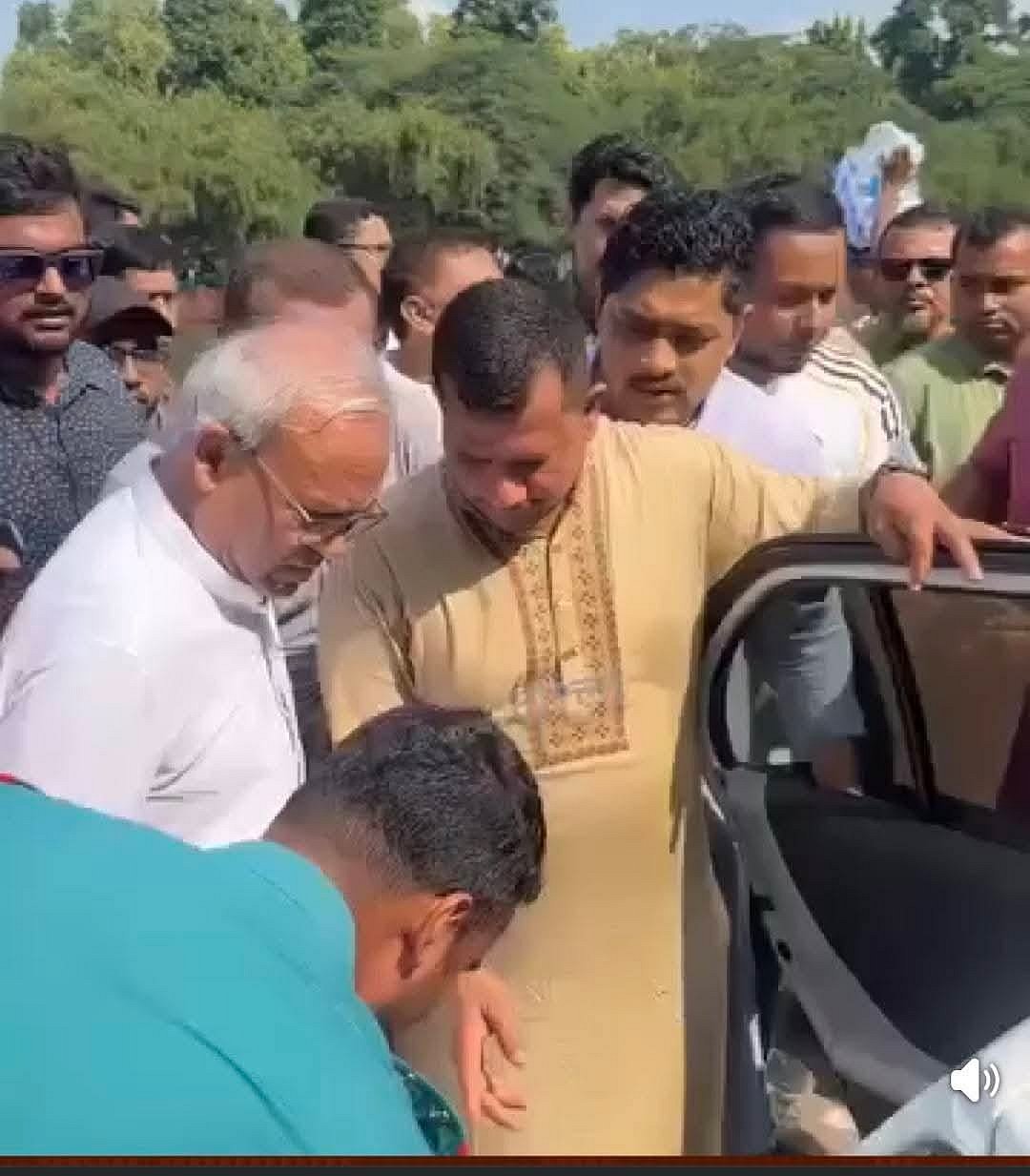 বিএনপির জ্যেষ্ঠ যুগ্ম মহাসচিব রুহুল কবির রিজভীর পা ছুঁয়ে সালাম করছেন সার্জেন্ট আরিফুল