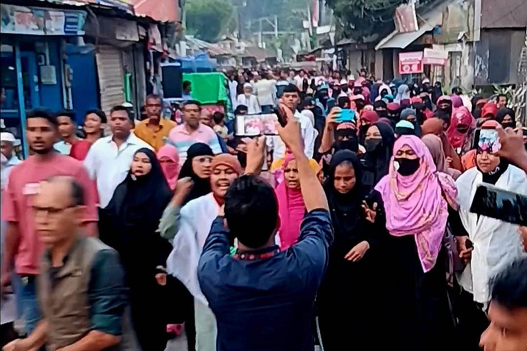 নোয়াখালী-২ আসনে বিএনপির মনোনয়ন পরিবর্তনের দাবিতে বিক্ষোভ মিছিল। গতকাল বিকেলে সেনবাগ উপজেলা সদরের থানার মোড়ে