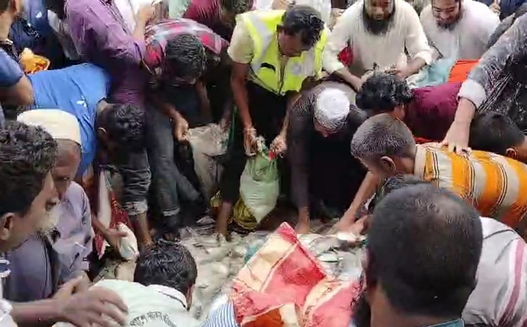 থানা চত্বর থেকে মাছ লুট করছেন লোকজন। গতকাল বৃহস্পতিবার বিকেলে বরগুনার আমতলী থানায়