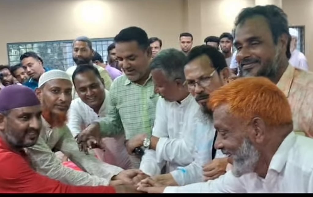 জয়পুরহাট-২ আসনের বিএনপির দলীয় প্রার্থী আবদুল বারীর হাতে হাত রেখে আক্কেলপুর উপজেলা ও পৌর বিএনপির নেতারা শপথ নেন। গতকাল বৃহস্পতিবার সন্ধ্যায় আক্কেলপুর বালিকা পাইলট উচ্চবিদ্যালয়ের সম্মেলনকক্ষে