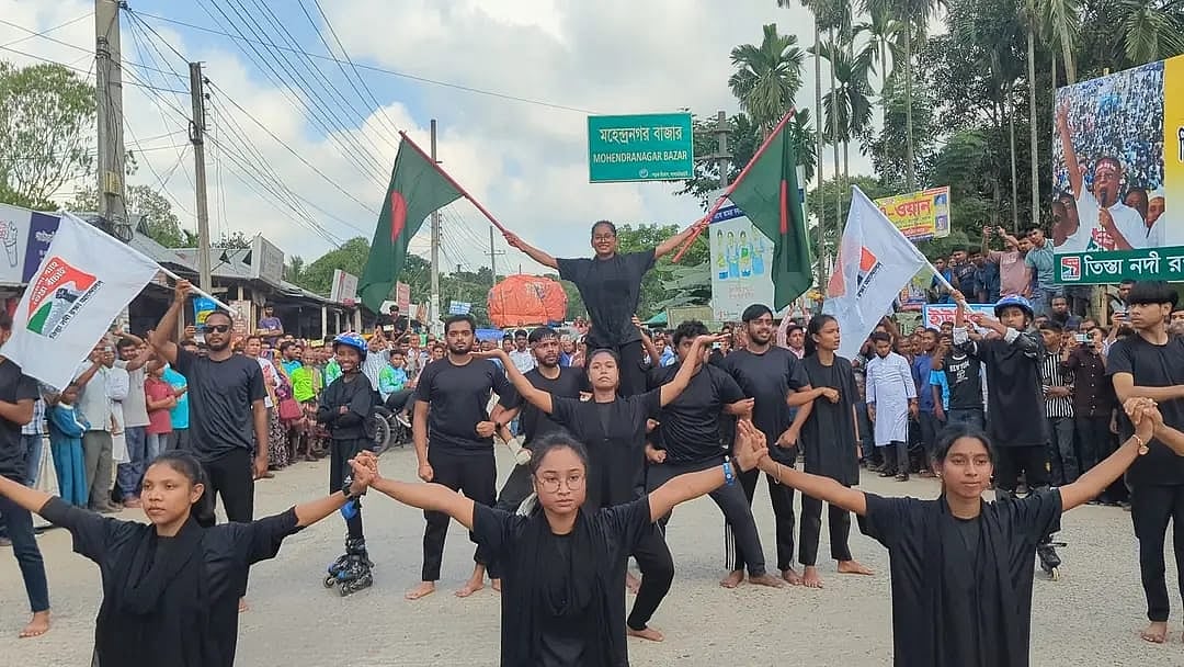 সামাজিক সংগঠন জেন–জি লালমনিরহাটের আয়োজনে ‘জাগো বাহে তিস্তা বাঁচাই’ স্লোগানে ফ্ল্যাশ মব। বৃহস্পতিবার সকালে লালমনিরহাট সদরের মহেন্দ্র নগর বটতলা বাসস্ট্যান্ড এলাকায়