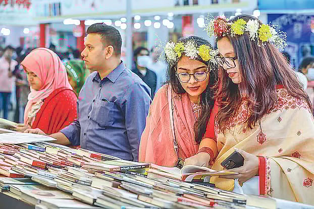 বইমেলায় বই দেখছেন পাঠকেরা