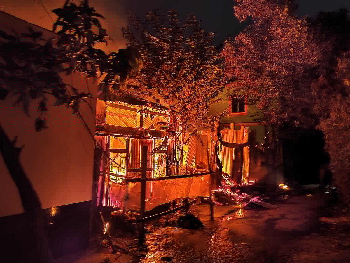 নারায়ণগঞ্জের সোনারগাঁয়ে এলাকায় আধিপত্য বিস্তারকে কেন্দ্র করে সংঘর্ষ হয়েছে। এ সময় বাড়িঘরে আগুন ধরিয়ে দেওয়া হয়। গতকাল বৃহস্পতিবার রাতে উপজেলার পিরোজপুর ইউনিয়নের আষাঢ়িয়ারচর এলাকায়