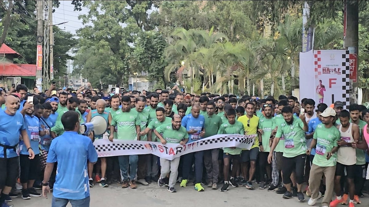 সুনামগঞ্জ হাফ ম্যারাথন শুরু হয় আজ সকালে। ছয়টায় শহরের ঐতিহ্য জাদুঘরের সামনের সড়কে