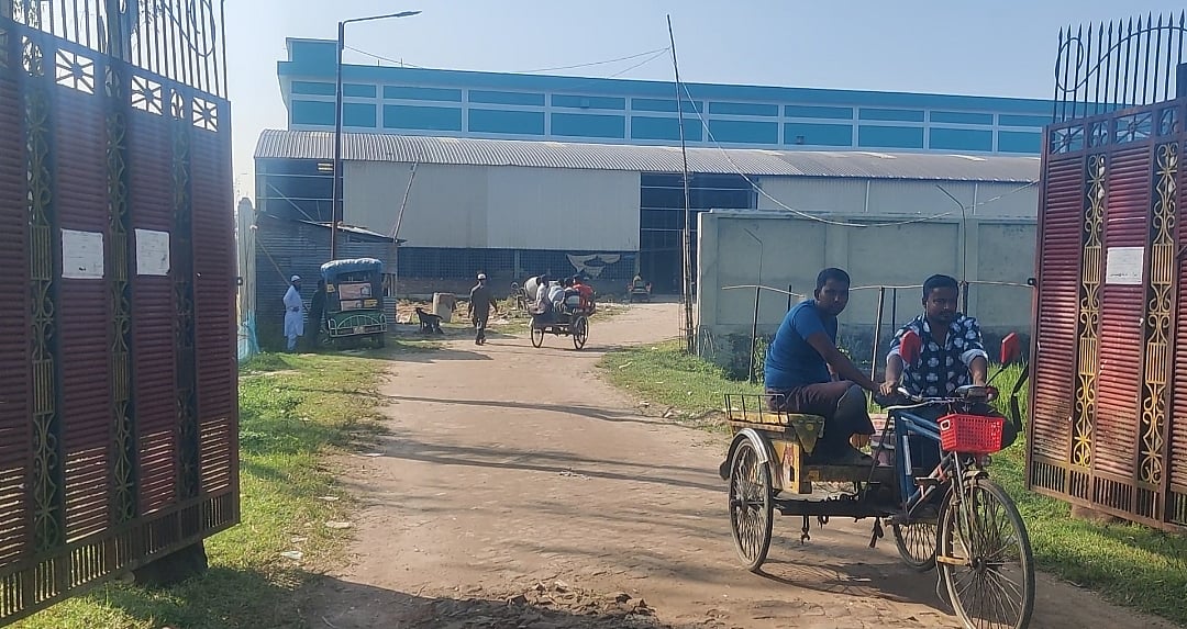 জয়পুরহাটের পাঁচবিবির চাঁনপাড়া এলাকার সাথী হিমাগার থেকে কৃষকদের ২০ হাজার বস্তা আলু গোপনে বিক্রি করেছে কর্তৃপক্ষ। বৃহস্পতিবার দুপুরে তোলা