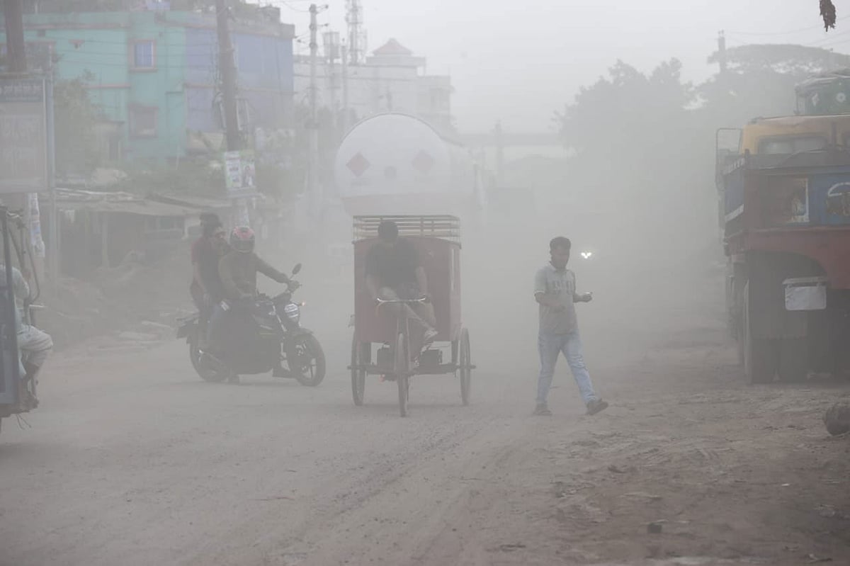 সড়কে এই ধুলার মধ্যে হাঁটছেন কয়েকজন। ছবিটি গতকাল বৃহস্পতিবার নারায়ণগঞ্জ থেকে তোলা