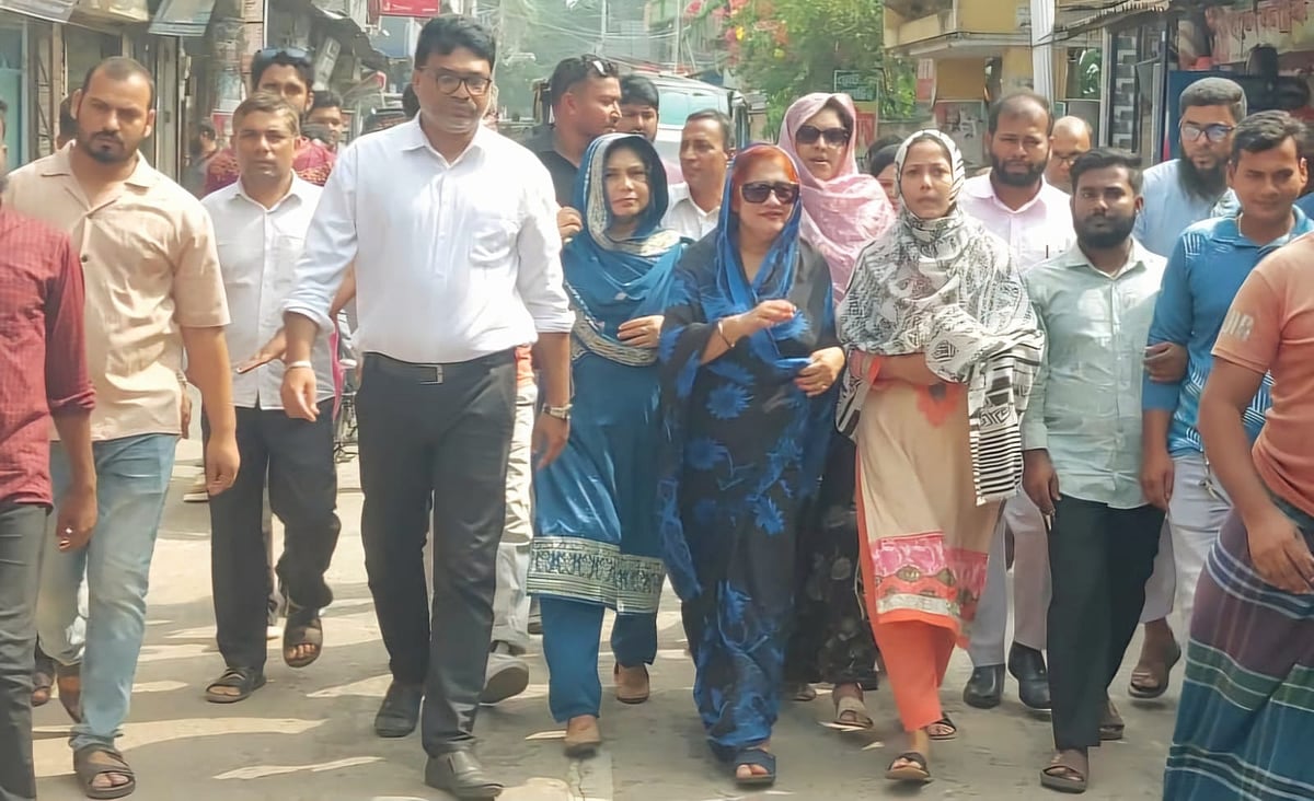 ঝালকাঠি-২ আসনে বিএনপির প্রার্থী ইসরাত সুলতানা ঝালকাঠি শহরের বিভিন্ন স্থানে গণসংযোগ চালান। গতকাল দুপুরে তোলা