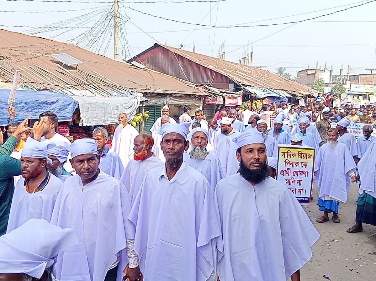 দিনাজপুর-২ আসনে বিএনপির প্রার্থিতা পরিবর্তনের দাবিতে কাফনের কাপড় পরে নেতা-কর্মীদের মৌনমিছিল। আজ শুক্রবার সকালে বিরল উপজেলা বাজার এলাকায়