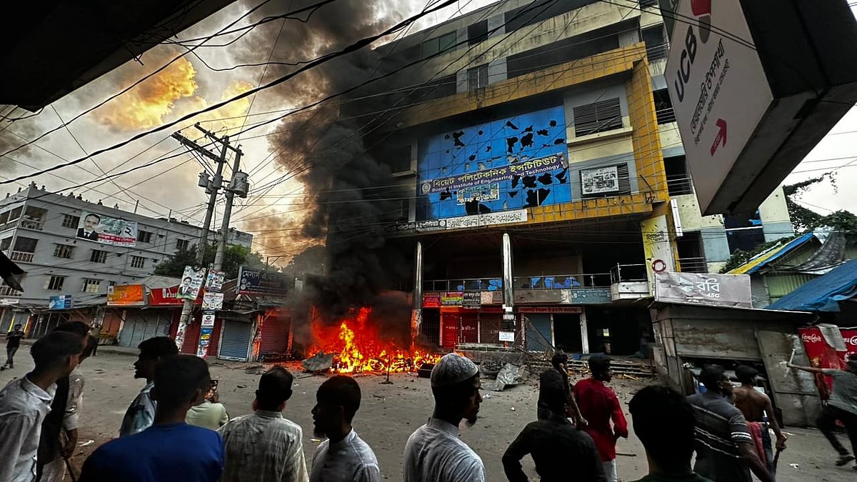 ফরিদপুরের বোয়ালমারীতে বিএনপির দুই পক্ষের সংঘর্ষের সময় দোকান ভাঙচুরের পাশাপাশি কয়েকটি মোটরসাইকেলে আগুন দেওয়া হয়। শুক্রবার বিকেলে উপজেলা সদরের ওয়াপদার মোড় এলাকায়