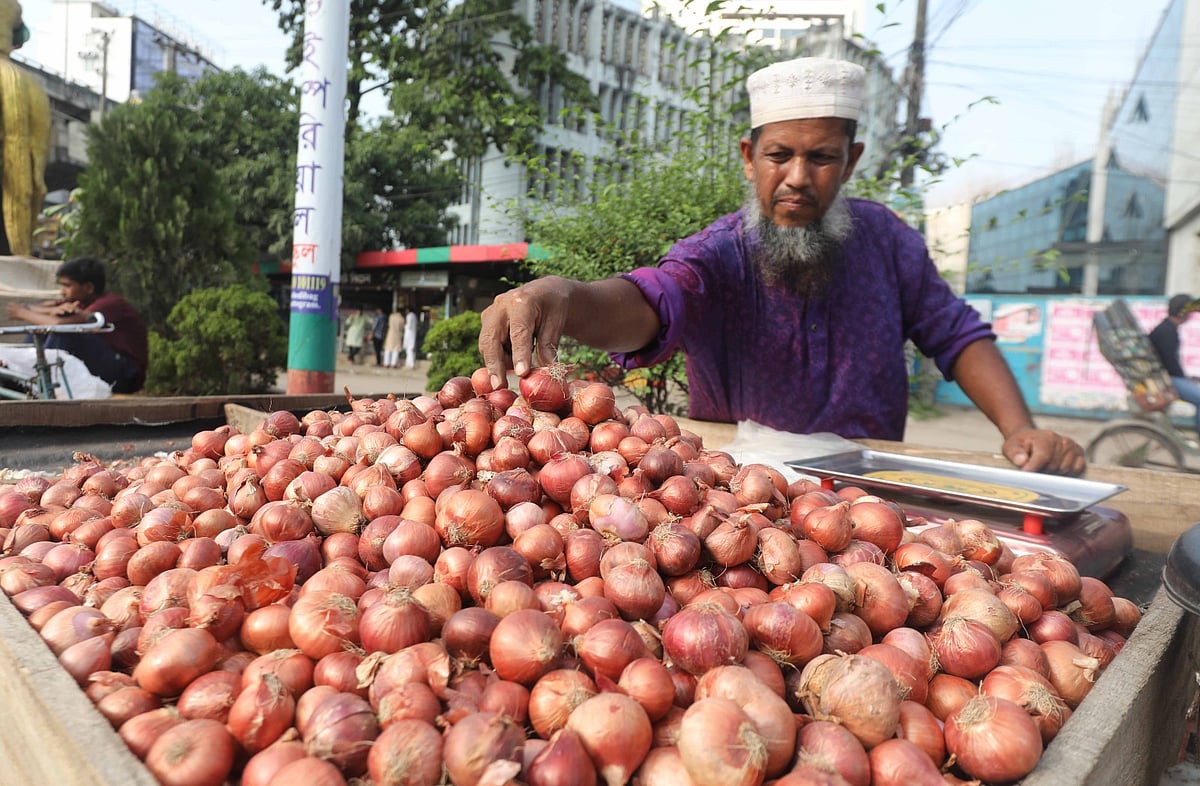 ভ্যানে করে পেঁয়াজ বিক্রি হচ্ছে। আজ বেলা দুইটায় চট্টগ্রাম নগরের ওয়াসা মোড়ে