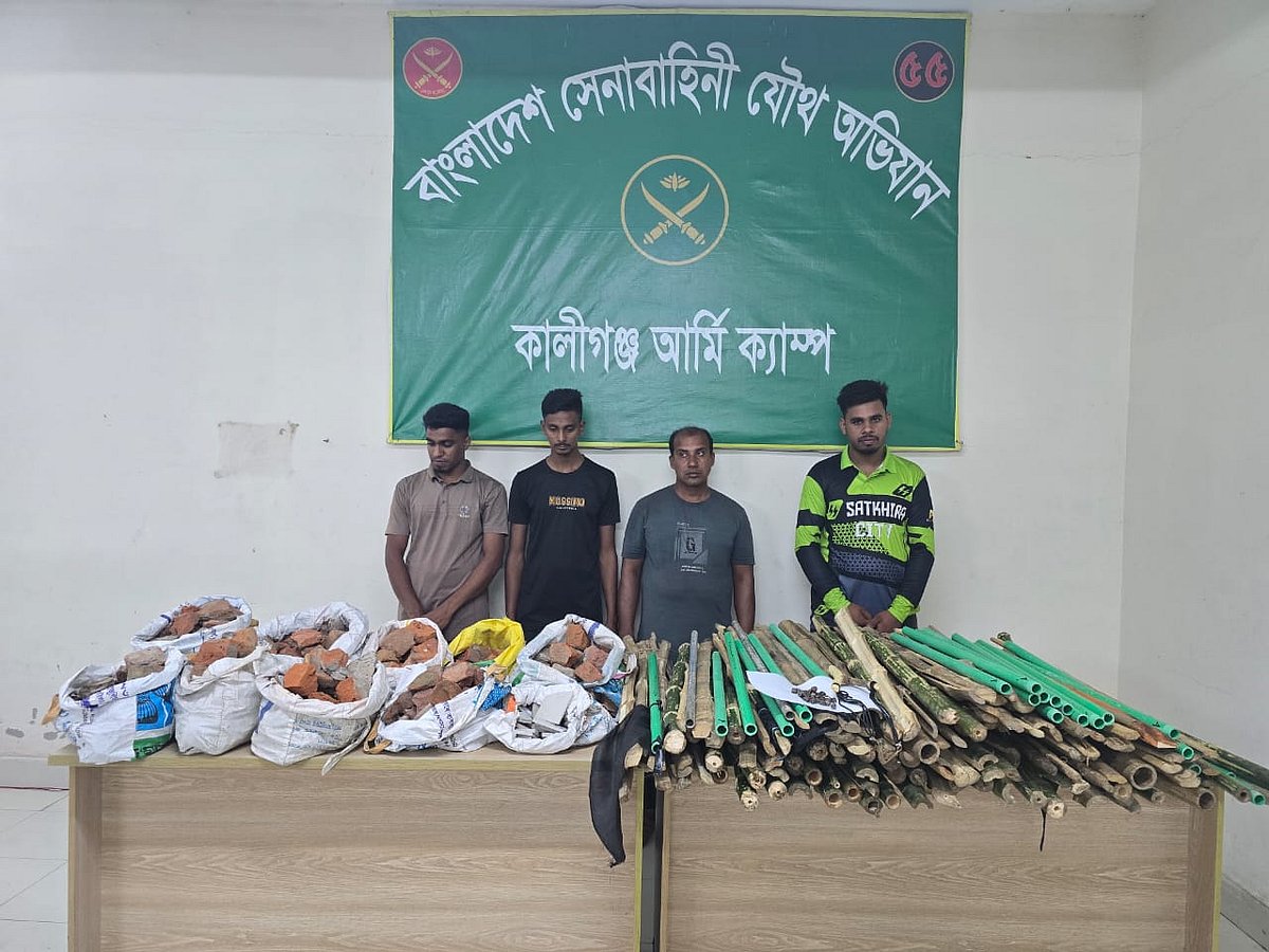 ঘটনাস্থল থেকে উদ্ধার করা হয় লাঠি, ইটপাটকেল, গুলতি, লোহার পাইপ ও ধারালো লোহার টুকরা। গতকাল বৃহস্পতিবার সাতক্ষীরার কালীগঞ্জে