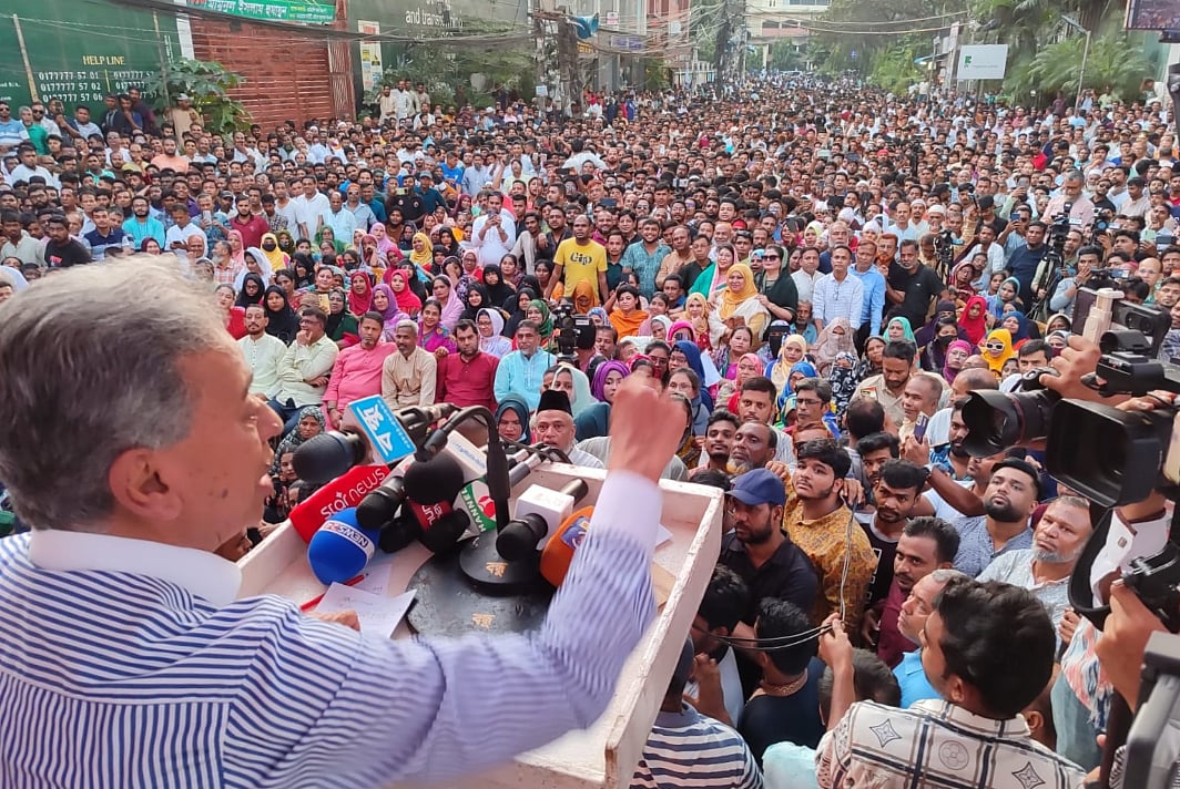 জাতীয় বিপ্লব ও সংহতি দিবস উপলক্ষে সভায় বক্তব্য দেন বিএনপির জাতীয় স্থায়ী কমিটির সদস্য আমীর খসরু মাহমুদ চৌধুরী। আজ বিকেলে চট্টগ্রাম নগরের দুই নম্বর গেট এলাকায়