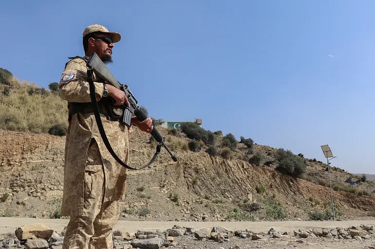 আফগান সীমান্ত এলাকার একটি সড়কে সতর্ক পাহারায় একজন তালেবান নিরাপত্তাকর্মী। ২০ অক্টোবর ২০২৫