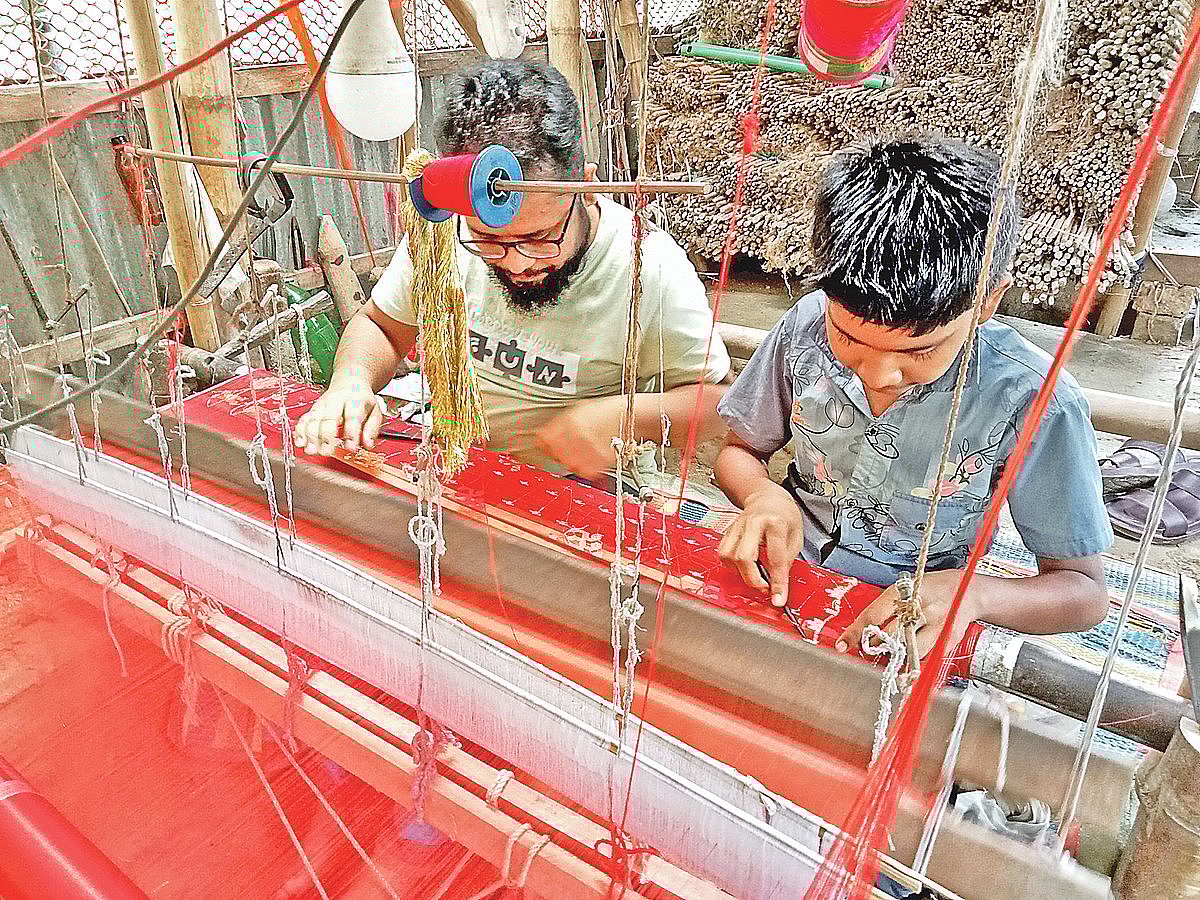নিজ তাঁতে জামদানি তৈরি করছেন মোস্তাফিজুর রহমান। গত সোমবার ফরিদপুরের আলফাডাঙ্গার পানাইল গ্রামে