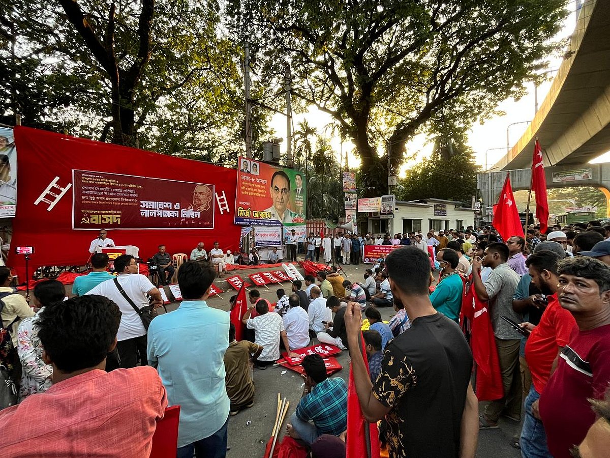 দলের ৪৫তম প্রতিষ্ঠাবার্ষিকী এবং সোভিয়েত সমাজতান্ত্রিক বিপ্লবের ১০৮তম বার্ষিকীতে সমাবেশ ও লাল পতাকা মিছিল করে বাংলাদেশের সমাজতান্ত্রিক দল (বাসদ)