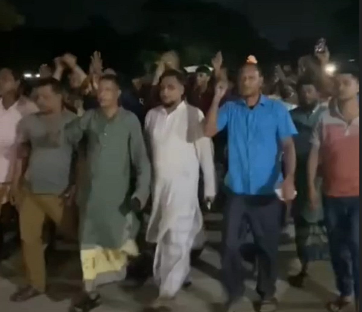 সিলেট-৪ আসনে আবদুল হাকিম চৌধুরীকে মনোনয়ন দেওয়ার দাবিতে মিছিল ও সমাবেশ করেছেন বিএনপির একাংশের নেতা-কর্মীরা। গতকাল বৃহস্পতিবার মধ্যরাতে সিলেটের গোয়াইনঘাট উপজেলায়