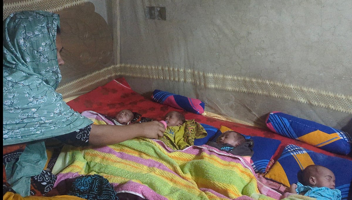 পাঁচ সন্তানকে লালন-পালন করছেন মা লামিয়া আক্তার। আজ শনিবার দুপুরে পটুয়াখালীর বাউফল উপজেলার চাঁদকাঠী গ্রামে