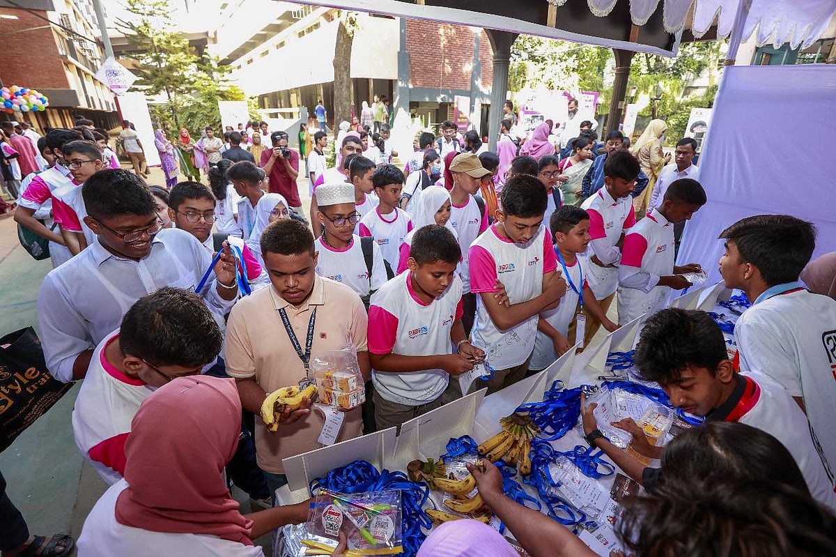বিকাশ-বিজ্ঞানচিন্তা বিজ্ঞান উৎসবের জাতীয় পর্বে পরিচয়পত্র সংগ্রহ করছে অংশগ্রহণকারীরা