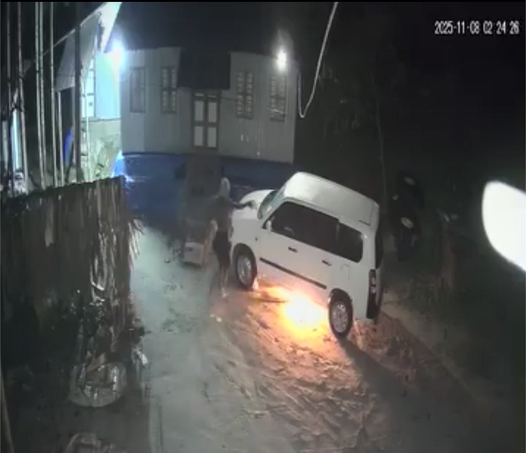 গতকাল দিবাগত রাত ২টা ২৮ মিনিট ২৪ সেকেন্ডের সময় এক ব্যক্তি বোতল হাতে নিয়ে একটি গাড়ির ওপর কিছু ছিটাচ্ছিলেন