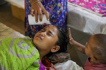 ডেঙ্গুতে আক্রান্ত ১০ বছরের সোহানা ছয় দিন ধরে হাসপাতালে চিকিৎসা নিচ্ছে। গতকাল দুপুরে মুগদা মেডিকেলে