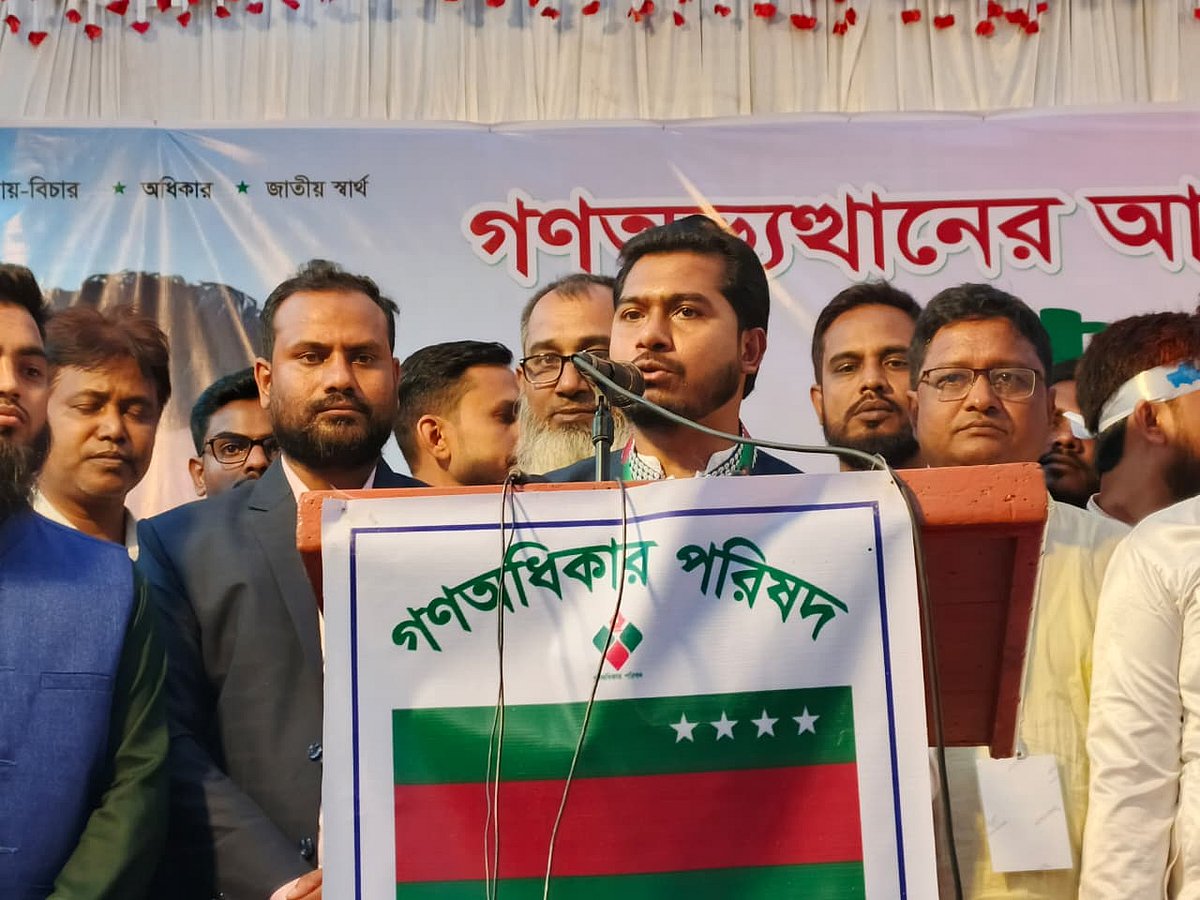 দিনাজপুরে গণসমাবেশে প্রধান অতিথির বক্তব্য দেন গণ অধিকার পরিষদের সভাপতি নুরুল হক। আজ শনিবার বিকেলে দিনাজপুর শহরের ইনস্টিটিউট মাঠে