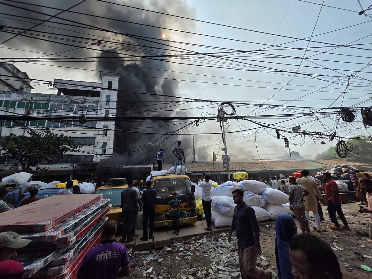 গাজীপুরে তুলার গুদামে আগুন নিয়ন্ত্রণে কাজ করছে ফায়ার সার্ভিস। আজ শনিবার