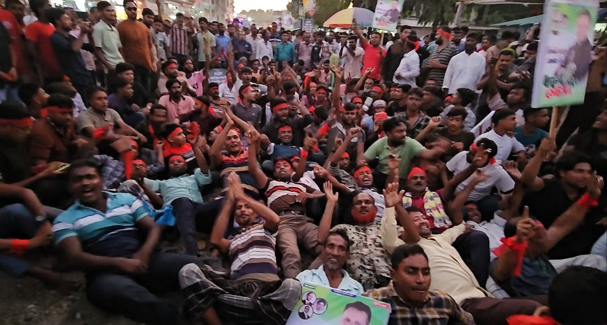 মেহেরপুরের গাংনীতে মনোনয়ন বাতিলের দাবিতে মহাসড়কের শুয়ে বিক্ষোভ করেন বিএনপির এক পক্ষের নেতা–কর্মীরা। আজ শনিবার সন্ধ্যায় উপজেলা শহরের বাসস্ট্যান্ড এলাকার মেহেরপুর-কুষ্টিয়া মহাসড়কে