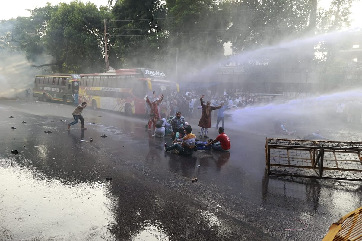 আন্দোলনরত প্রাথমিক শিক্ষকেরা আজ শনিবার বিকেলে ঢাকায় কেন্দ্রীয় শহীদ মিনার থেকে মিছিল নিয়ে শাহবাগে গেলে তাঁদের ওপর চড়াও হয় পুলিশ। লাঠিপেটার পাশাপাশি জলকামান থেকে গরম পানিও ছোড়া হয়