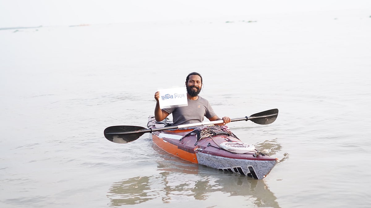 নীলফামারীর ডোমার থেকে কায়াক চালিয়ে কক্সবাজারের টেকনাফে যাচ্ছেন ইনতিয়াজ মাহমুদ, তাঁর এই অভিযানের সহযোগী ‘ছুটির দিনে’