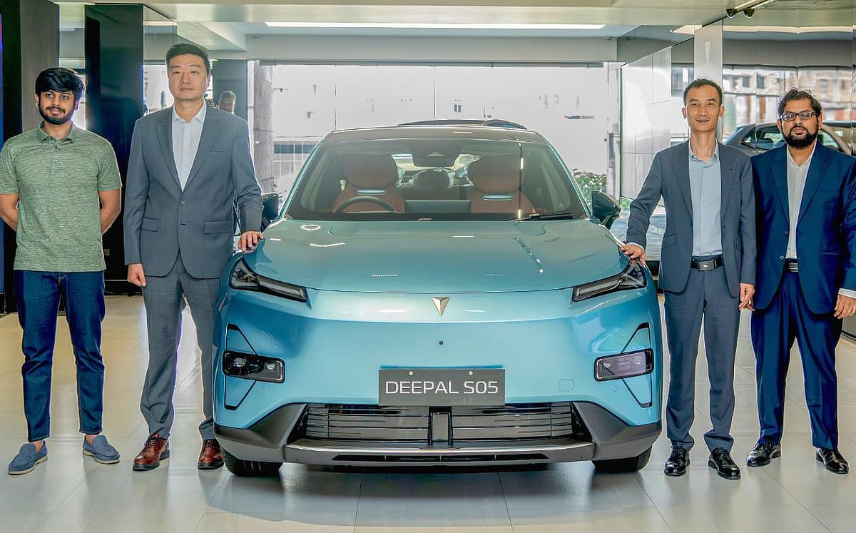 ডিএইচএস অটোস ডিপলের নতুন গাড়ি বাজারে এনেছে। শনিবার ডিপল বাংলাদেশের শোরুমে