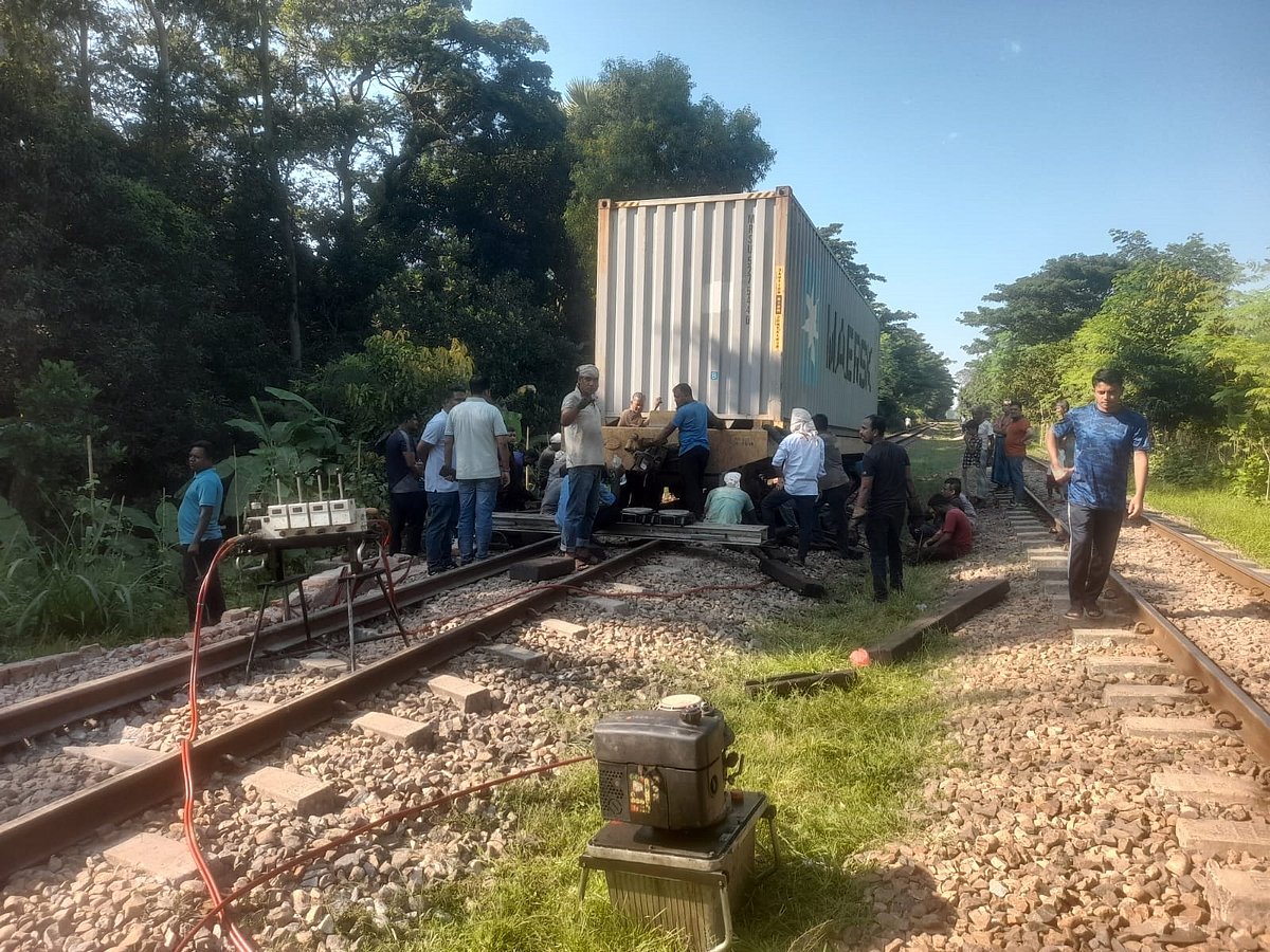 চট্টগ্রামের সীতাকুণ্ডে লাইনচ্যুত হওয়া ট্রেনের বগি উদ্ধারের কাজ চলছে। আজ দুপুর দুইটার দিকে