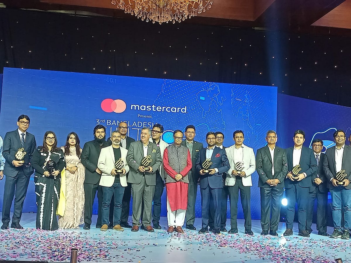 ফিনটেক অ্যাওয়ার্ড বিজয়ীদের সঙ্গে বাংলাদেশ ব্যাংকের গভর্নর আহসান এইচ মনসুর (মাঝে)