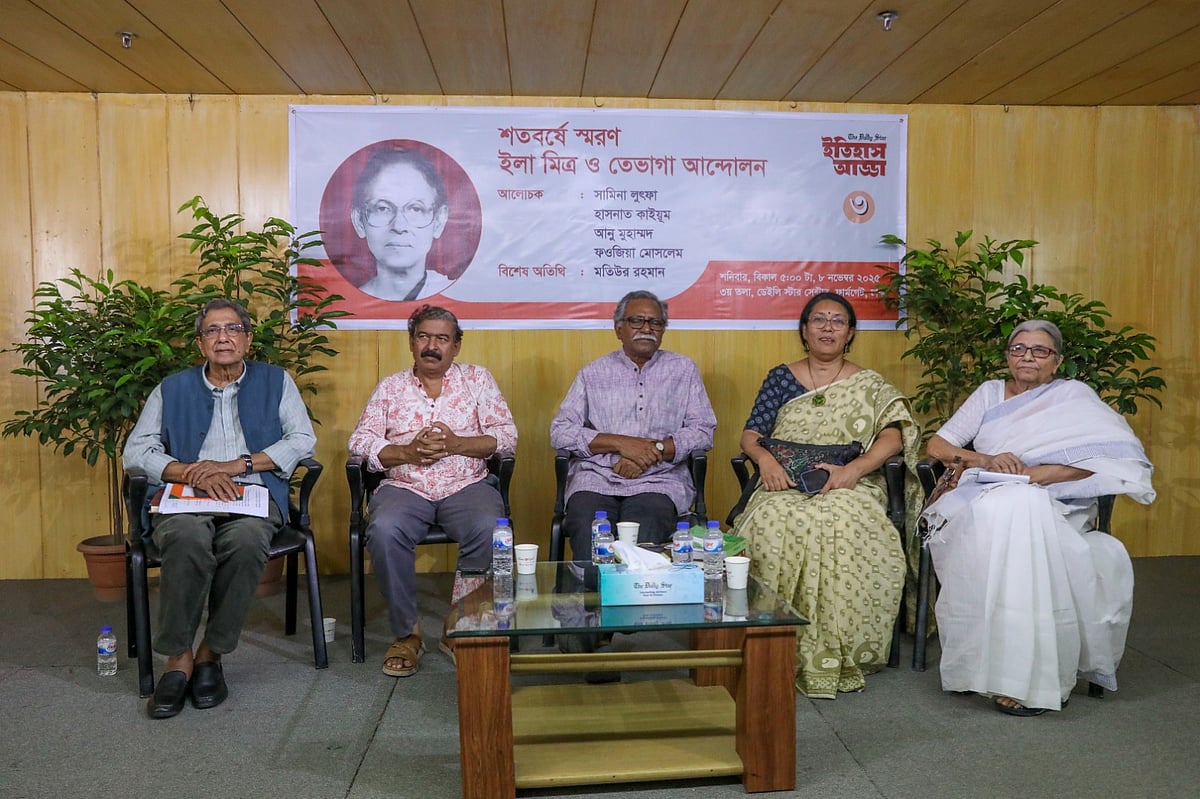 ‘শতবর্ষে স্মরণ: ইলা মিত্র ও তেভাগা আন্দোলন’ শীর্ষক অনুষ্ঠানে (বাঁ থেকে) মতিউর রহমান, হাসনাত কাইয়ূম, আনু মুহাম্মদ, সামিনা লুৎফা ও ফওজিয়া মোসলেম। ডেইলি স্টার কার্যালয়, ৮ নভেম্বর ২০২৫