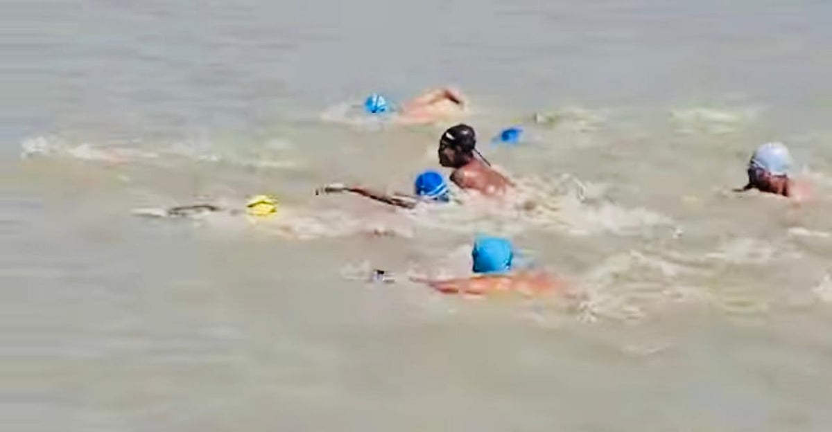 কুতুবদিয়া চ্যানেল পাড়ি দিচ্ছেন সাঁতারুরা। আজ সকাল ১১ টায়